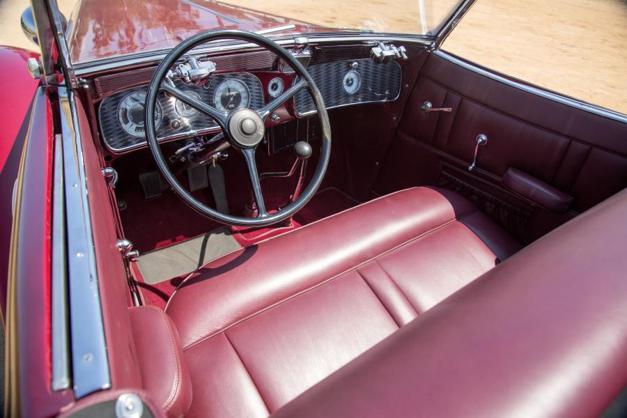 Интерьер Auburn 851 Supercharged Dual Ratio Cabriolet 1935 года  (фото 5 из 28)